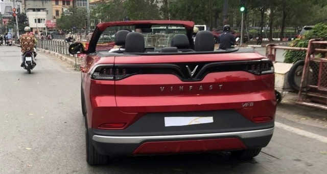 VinFast VF8 phiên bản 'mui trần' xuất hiện trên phố Việt